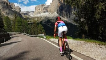 Strada di montagna e ciclista con bici da strada