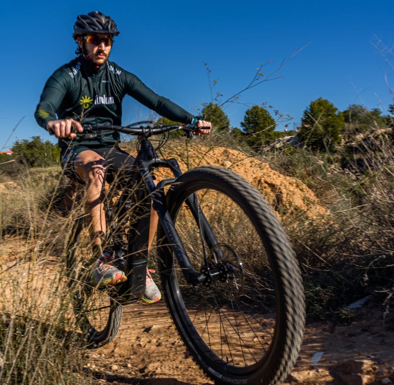 ¿Es mejor una bici rígida o de doble suspensión? Descubre cuál te conviene