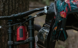 Casco y bicicleta de montaña